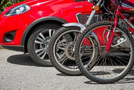 Bicicletas e motos nas rodovias e vias públicas