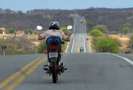 Caos no Trânsito: Ciclistas e Motociclistas Circulam à Sombra da Lei