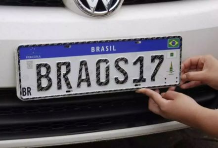A volta da identificação nas placas: uma correção necessária